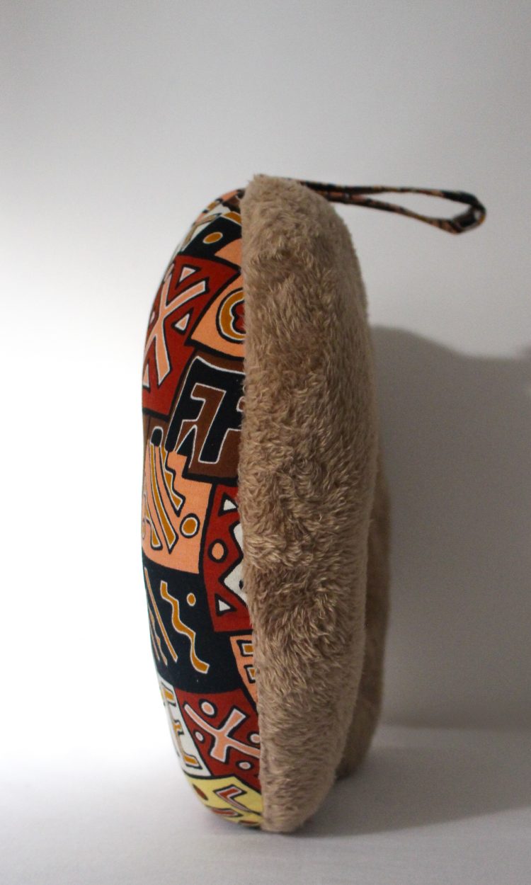 Coussin de voyage en pagne wax confortable signé Enami Studio