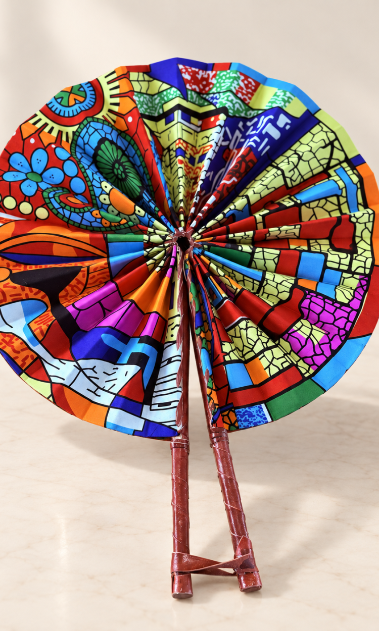 Éventail en wax motifs graphiques