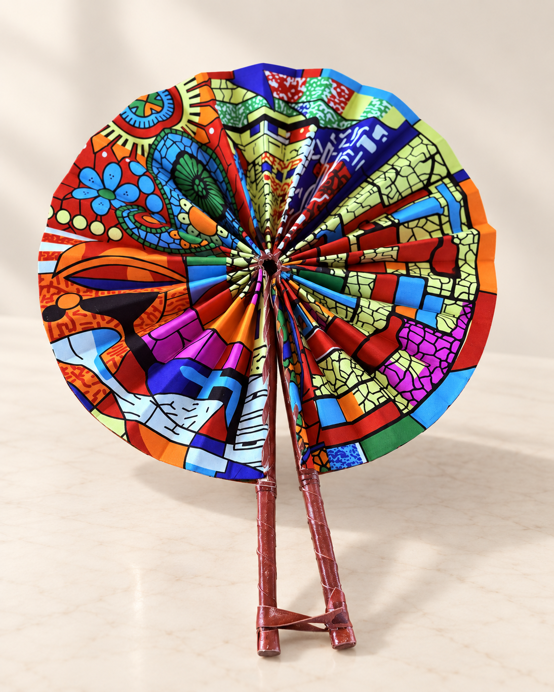 Éventail en wax motifs graphiques