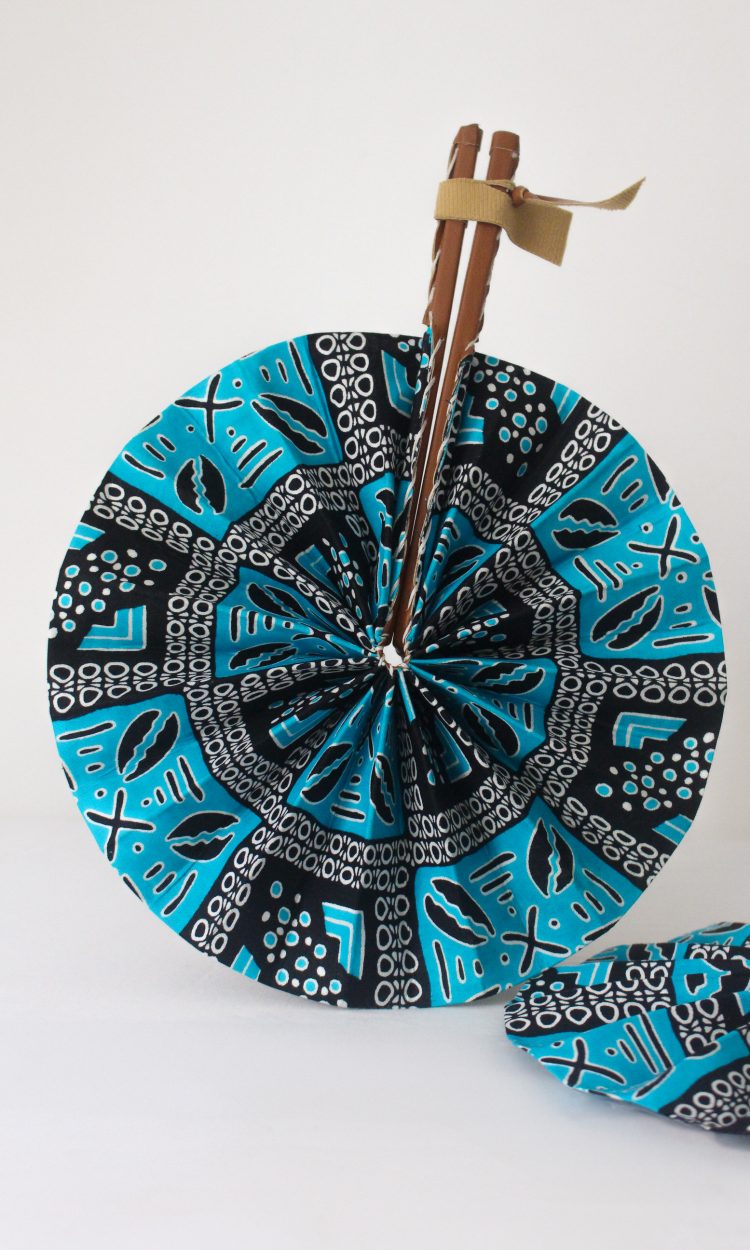 Éventail en wax bleu motifs cauris