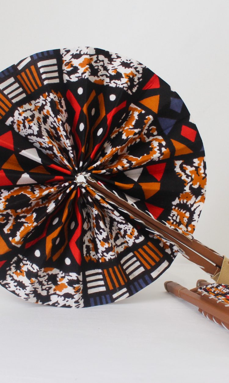 Éventail en wax multicolore à motifs géométriques