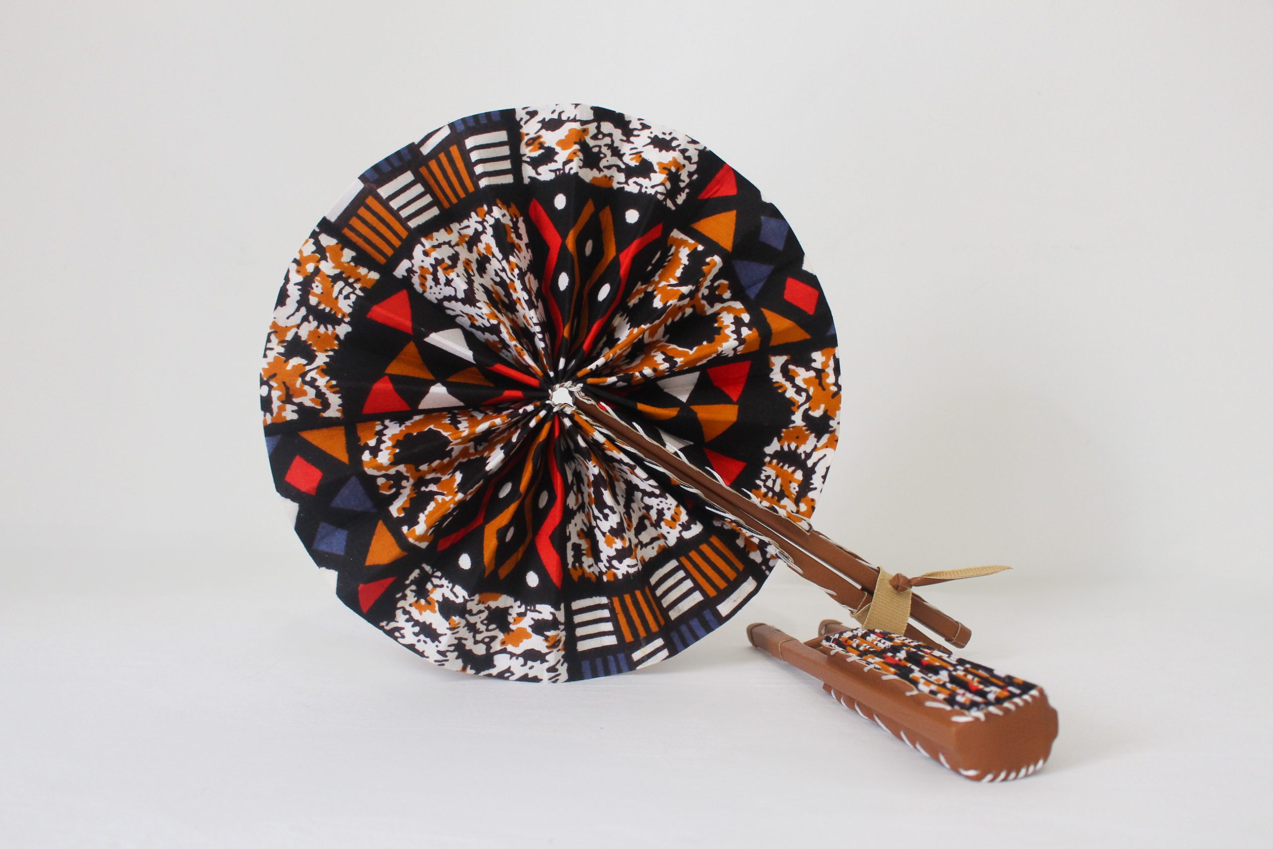 Éventail en wax multicolore à motifs géométriques